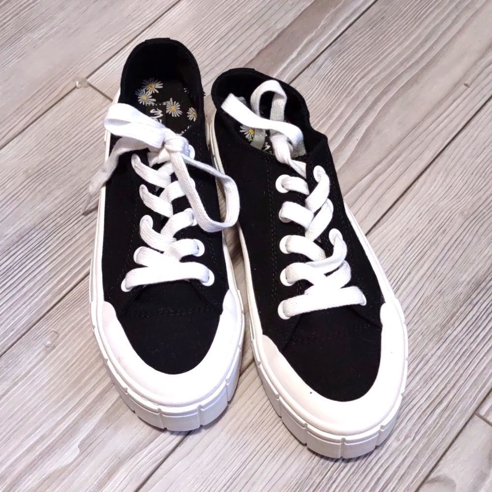 (74-1443) Mad Love Black Sneakers Size 9